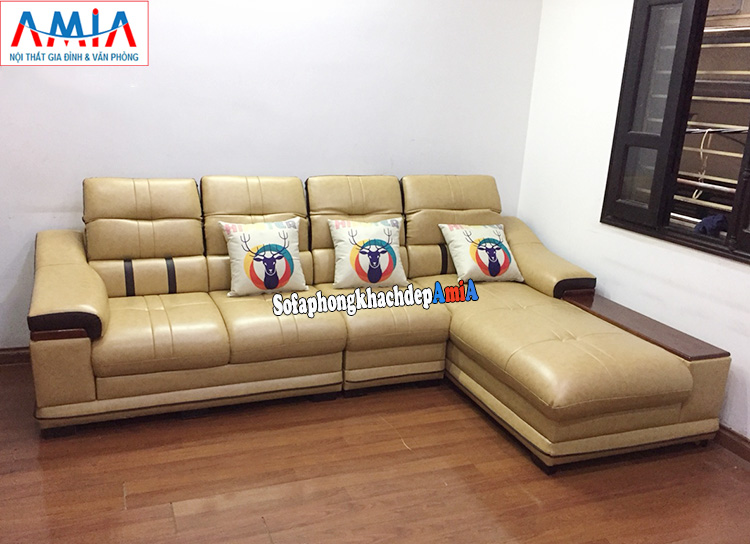 Hình ảnh sofa phòng khách tầng 1 nhà phố thiết kế sofa da góc chữ L 4 chỗ kết hợp gối ôm