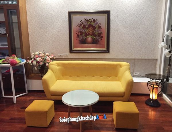 Hình ảnh Sofa nỉ đẹp cho phòng khách nhỏ dạng văng với màu vàng nổi bật