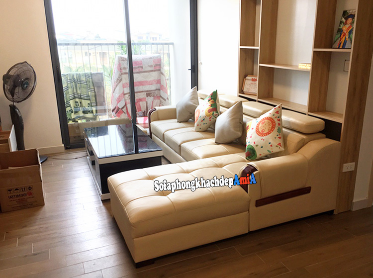 Hình ảnh Mẫu sofa da đẹp phòng khách chung cư bài trí gần khu vực ban công đẹp